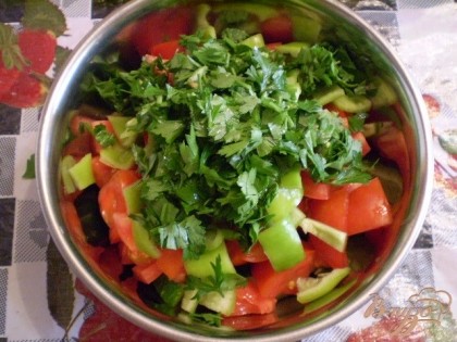 Огурцы порезать не крупными кусочками. Также порезать помидоры. И такими же кусочками сладкий перец болгарский. Складываем все овощи в салатник, добавляем зелень, соль.