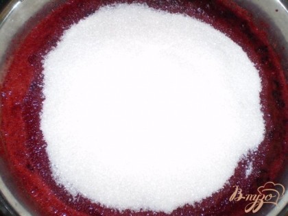 Добавляем к смородине сахар из расчета 1:1, то есть на каждый килограмм смородины - один килограмм сахара. Перемешиваем.
