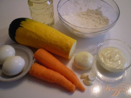 Начинки можно придумывать самые разные, и сегодня в качестве фарша для кабачков у меня смесь из жаренных лука и моркови с отварными яйцами, чесноком и майонезом, вкусно, пикантно, доступно. Итак, овощи нужно вымыть, лук, морковь и чеснок почистить, промыть. Яйца отварить 9-10 минут, я варю их с добавлением уксуса, в этом случае и обработка от микробов, и в случае трещины яйцо никогда не вылезет. Яйца обдать ледяной водой и очистить от скорлупы. У кабачки удалить хвостики. Кабачок лучше крупный выбрать, но молодой, чтобы семечки не помешали. Кожуру снимать не нужно.