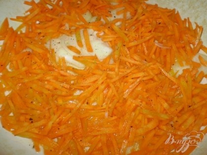 Пока жарятся кабачки нужно нарезать соломкой морковь, лук полукольцами и обжарить их до готовности. Чуть присолить. Только немного, потому как еще будет заправка - майонез.