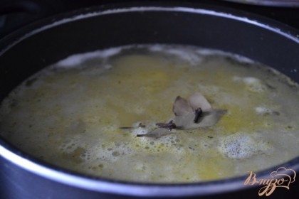 Картофель почистить , нарезать вдоль на ломтики и отварить в воде со специями в течении 5 мин. Затем воду слить.