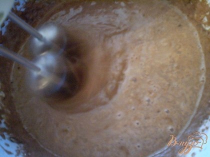 Половину стакана воды доводим до кипения. Вливаем крутой кипяток в тесто, и продолжаем миксером размешивать тесто. Оно получается жидкое.