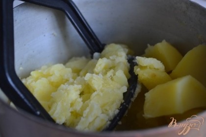 Картофель отварить до готовности и размять в пюре.