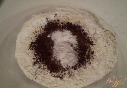 Берем две глубокие ёмкости. В одной смешиваем пшеничную муку просеянную с какао-порошком 3 ст. л и пищевой содой, также добавляем ванилин или ванильный сахар.