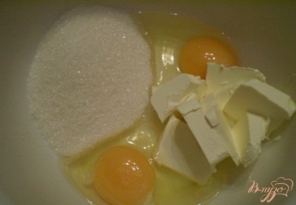 В другой ёмкости соединяем куриные яйца, масло сливочное 100 г и сахар 125 г. Миксером взбиваем до однородной массы.