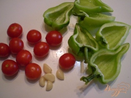 Вымойте и очистите овощи. Перцы нарежьте на половинки, удалите семена. Хвостики оставьте для красоты.