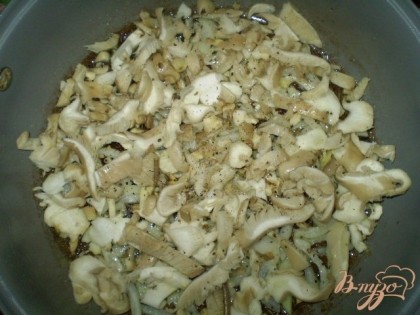 Жарим мелко порезанные грибы с луком до готовности.