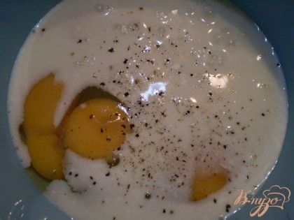В отдельной посуде взбиваем яйца с молоком, солью, перцем молотым.