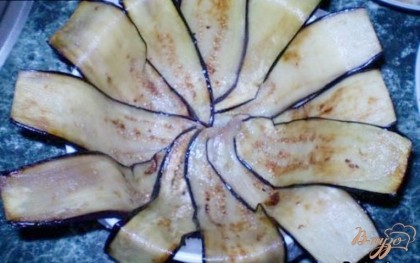 Выложить красиво внахлест баклажаны так, чтобы края листочков свисали.