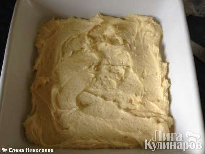 Противень (у меня керамическая форма) смазать маслом или выстилать пергаментом. Выложить тесто и разровнять слоем в 0.5 см.