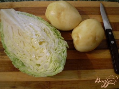 Картофель чистим, капусту помыть, дать стечь воде.