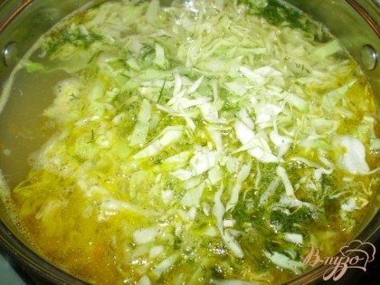 Добавляем к супу порезанную мелко капусту, туда же жаренные овощи, зелень. Варим еще 5-10 минут.