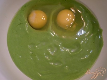 Полученное овощное пюре перекладываем в тарелочку, добавляем яйцо. Перемешиваем.