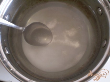 В литре холодной отфильтрованной воды разводим 2 столовые ложки соли без горки. Перемешиваем, растворяем.