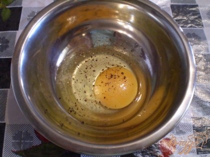Яйцо взбить со специями для кляра.