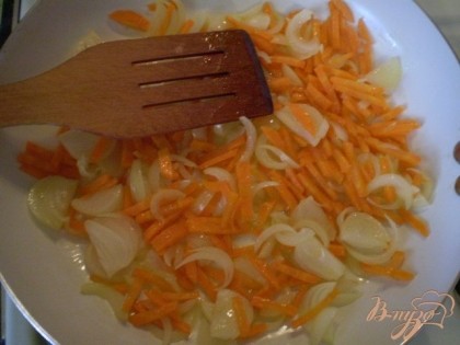 Морковь и лук обжарить.