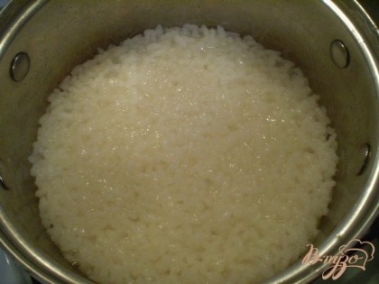 Отварить рис в соотношении 1:2, на одну часть риса, две части воды. Посолить. Остудить.