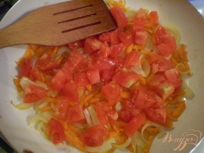 У помидоров снять кожуру и добавить к овощам.