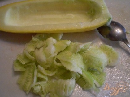 У кабачков вынять мякоть, порезать её. И добавить к овощам жарится.