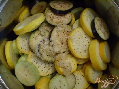 Складываем в миску овощи, солим, перчим, добавляем чеснок пропущенный через пресс. Перемешиваем. Даем постоять минут 10. Далее смазываем маслом овощи.