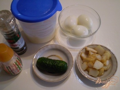 Приготовьте продукты. Яйца отварить, обдать ледяной водой, почистить. Порезать на половинки. Желтки вынуть, сложить в отдельную посуду.
