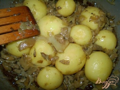 Соединяем жаренные грибы с луком и отварной картофель — картофель с грибами готов!