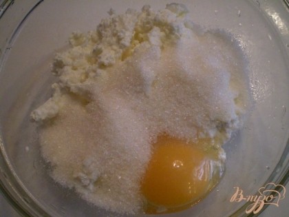 Приступим. Поставьте воду для отваривания макарон закипать. Посолите немного, макароны не должны быть соленые. В мисочке смешиваем творог, сахар и одно яйцо. Получаем слегка жидковатую массу. Отставляем её.