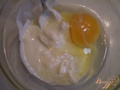 В другой тарелочке смешиваем сметану и второе яйцо, смешивать лучше вилочкой, как бы взбивая, чтобы хорошо соединить яйцо и сметану. Отставляем пока.