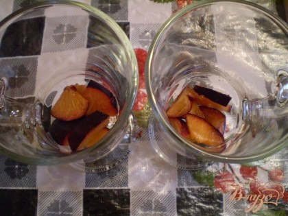 На дно стакана или креманки кладем часть фруктов, далее часть творога и так до самого верха стакана.