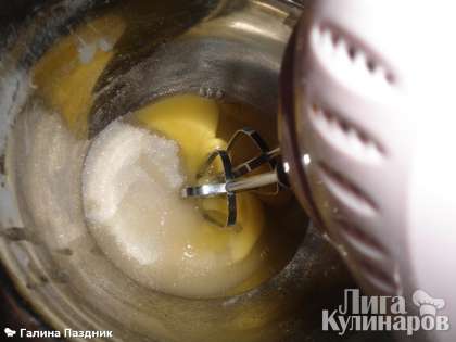 Яйца взбить миксером с сахаром до пены.