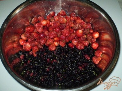 Все ягоды перебрать, помыть, дать стечь воде.