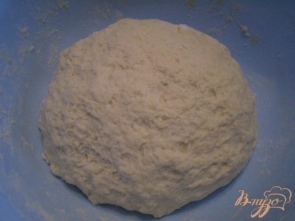 Замесите тесто. Для ярких поклонников розмарина, можно добавить его прямо в тесто. И оставить в тепле на 1,5 — 2 часа для подъема.