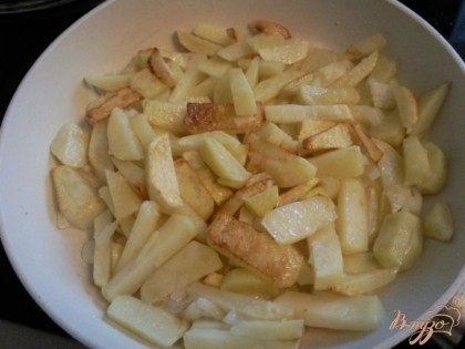 Картофель жарим как обычно,на масле и с луком.