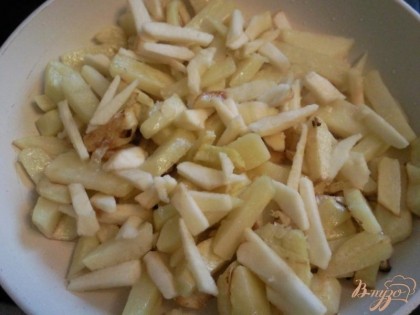 За 10-15 минут до готовности кладем в него яблоко. Накрываем сковороду крышкой,пусть яблоки обмякнут и пустят сок. Яблоки можно потереть на терке.