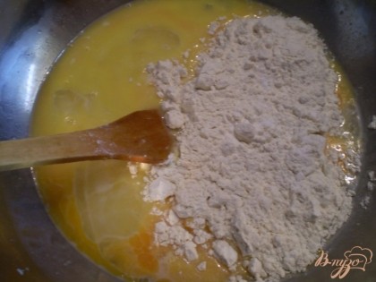 Добавляем сахар и яйца. Один желток оставляем для смазывания булочек. Перемешиваем. Добавляем маргарин растопленный и муку. Замешиваем тесто. Я добавила ванилина для аромата.