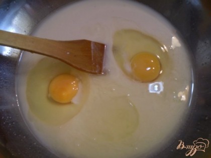 В теплом молоке разведите дрожжи. Добавляем сахар и яйца. Один желток оставляем для смазывания булочек. Перемешиваем.