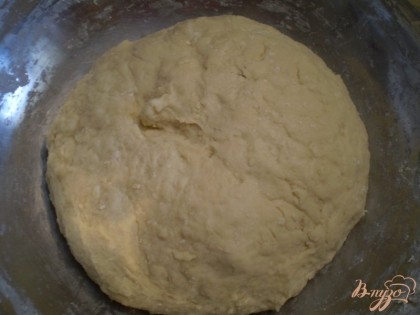 Добавляем маргарин растопленный и муку. Замешиваем тесто. Я добавила ванилина для аромата. Оставляем в тепле на 1 час для подъема. Спустя один час тесто нужно обмять.