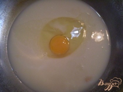 Смешиваем молоко теплое, дрожжи, сахар, соль щепотка, растворяем, добавляем яйцо сырое, размешиваем. Даем постоять немного.