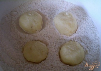 Возьмите тарелочку с чистой теплой водой. Окуните руки. Столовой ложкой набирайте картофельно-пшенную массу и катайте шарики. Кладите их в пшеничную муку и обваливайте со всех сторон.