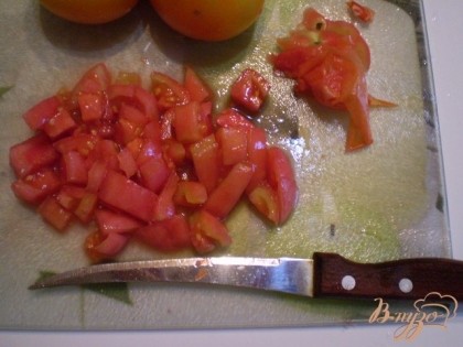 Помидоры мелко режем и отправляем к остальным овощам на сковородку.