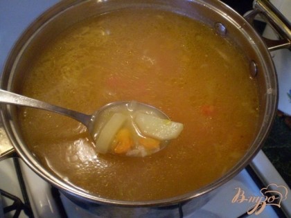 Готово! Спустя 20 минут соединяем суп с овощной заправкой. Провариваем вместе 5 минут и выключаем. Не забудьте попробовать на соль. Зелень лучше добавлять в уже готовый суп порционно каждому в тарелочку.