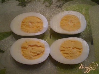 Для того, чтобы получить яйца "в крутую" (именно они нужны для фарширования), нужно класть яйца в холодную воду. Довести их до кипения и варить 9-10 минут. Если на яйце есть микро трещинка, то яйцо в процессе варки может лопнуть и содержимое выйти, чтобы этого не случилось, добавьте при варке яиц немного уксуса столового в воду, и даже если яйцо треснет, то белок останется внутри яйца. Сваренные яйца нужно поместить в ледяную воду, остудить и почистить от скорлупы. Очищенные яйца порезать на равные половинки. Вынять осторожно желтки.