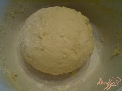 Вводим пшеничную муку и ванилин. Замешиваем тугое тесто. В итоге должен получится очень плотный ком теста, очень тугой.