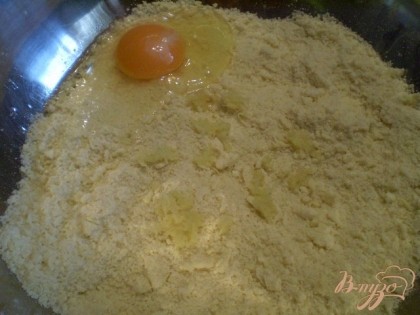 Корень имбиря нужно почистить. Сполоснуть. Потереть на мелкой терочке. Добавляем тертый имбирь к муке, добавляем яйцо и вливаем уксус. Замешиваем тесто.