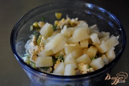 Отварим картофель, охладим, порежем кубиками. Огурцы порезать кубиками,яйца готовые отваренные порезать, лук зеленый. Перемешать в общей емкости салатной.