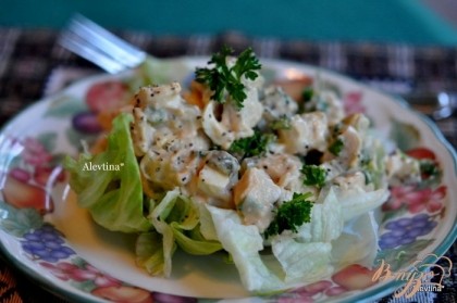 Готово! Подаем салат на салатных листьях в индивидуальных тарелках с зеленью по желанию. Приятного аппетита.