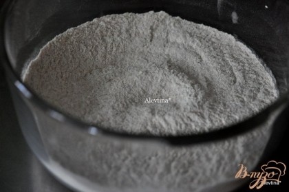 Разогреть духовку до 220 гр. В большой емкости смешать муку 2х сортов, разрыхлитель , сахар и соль.