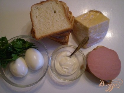 Для сэндвичей нужно заранее отварить два яйца, почистить и сполоснуть от скорлупы. Колбасу я выбрала молочную подкопченную.