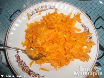 2) морковь, тертая на крупной терке, обжаренная на растительном масле.