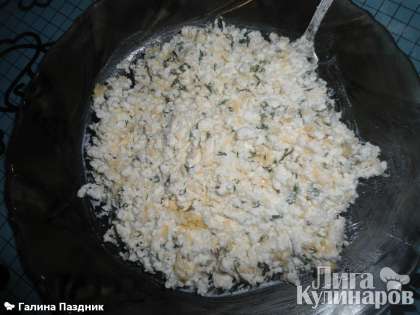 3) творог, сыр, зелень, чеснок, смешанные с 1 столовой ложкой майонеза